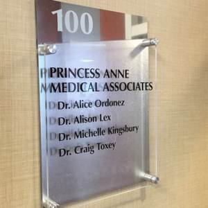 Wall mounted signage in plexiglass, acrylic, PVC, wood, metal and plastic by DeSigns, Inc.