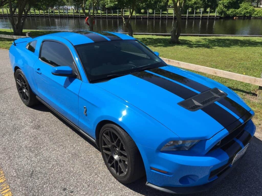Racing stripe vehicle graphics